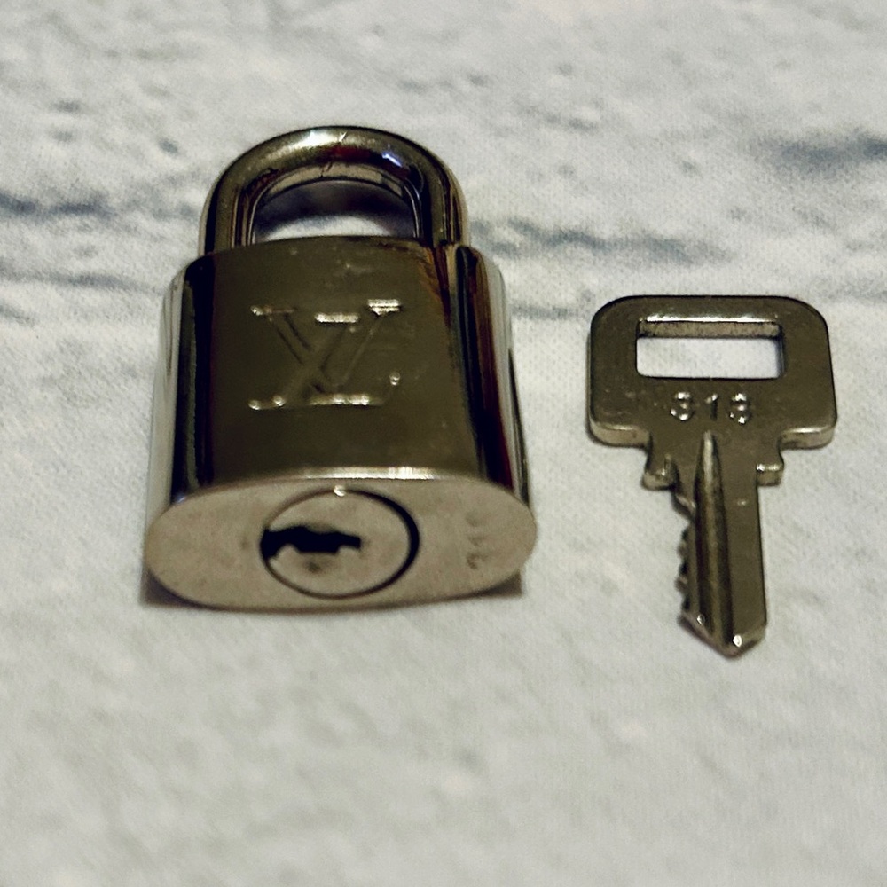 Silver Louis Vuitton Lock & Key Set (318)
